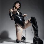 15_Rosi_Riot_Fingerzeig