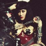 10_Rosi_Riot_Mann_an_Kette